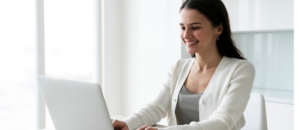 Persona administrativa generando una factura CFDI versión 4.0 